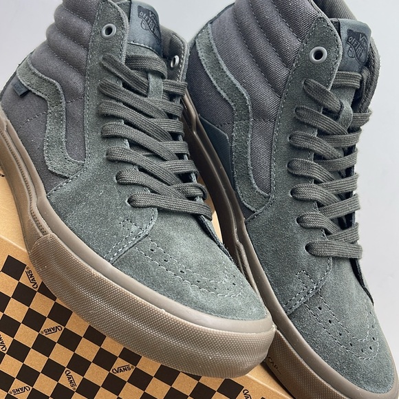 Vans • Men’s Bmx Sk8-Hi Dark Gray/Gum
VN0005V0BFD
Sneakers - Picture 6 of 16